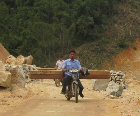 Hãi hùng một chuyến đột nhập “rừng gỗ lậu” - 5 Hãi hùng một chuyến đột nhập “rừng gỗ lậu”