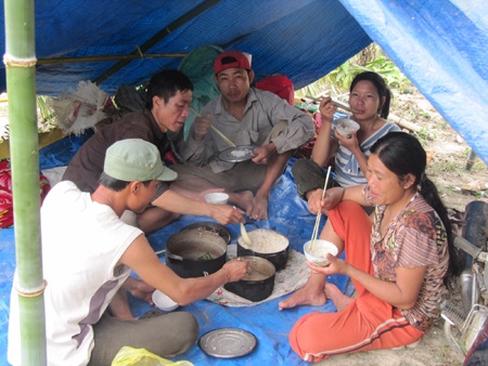 Ngược núi chặt luồng cứu đói