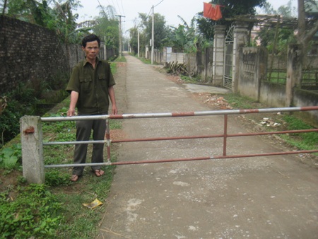 Dân lập barie rào làng ngăn nạn trộm chó - 2 Dân lập barie rào làng ngăn nạn trộm chó