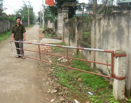 Dân lập barie rào làng ngăn nạn trộm chó - 1 Dân lập barie rào làng ngăn nạn trộm chó