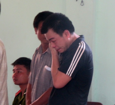 Côn đồ quậy trường học bắt thầy giáo ngừng dạy và bạt tai học sinh