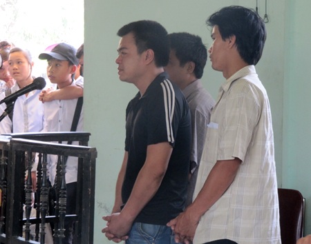 Côn đồ quậy trường học bắt thầy giáo ngừng dạy và bạt tai học sinh