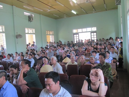 Côn đồ quậy trường học bắt thầy giáo ngừng dạy và bạt tai học sinh