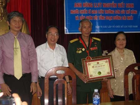 Trao bằng kỷ lục Việt Nam cho cựu chiến binh Trường Sơn - 1 Trao bằng kỷ lục Việt Nam cho cựu chiến binh Trường Sơn
