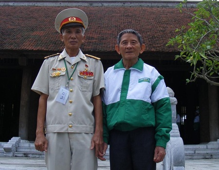 Gặp chiến sĩ Trường Sơn gùi hàng đi bộ... một vòng trái đất - 2 Gặp chiến sĩ Trường Sơn gùi hàng đi bộ... một vòng trái đất