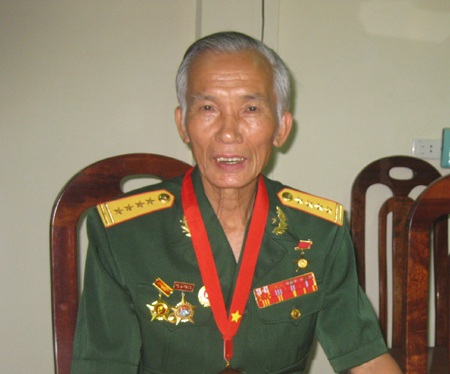 Gặp chiến sĩ Trường Sơn gùi hàng đi bộ... một vòng trái đất - 1 Gặp chiến sĩ Trường Sơn gùi hàng đi bộ... một vòng trái đất