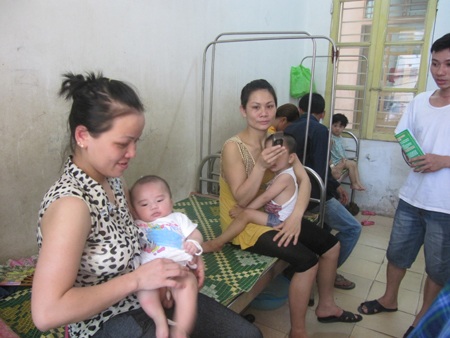 Nghệ An: Quá tải bệnh nhi sau nghỉ lễ vì nắng nóng hơn 40 độ C - 4 Nghệ An: Quá tải bệnh nhi sau nghỉ lễ vì nắng nóng hơn 40 độ C