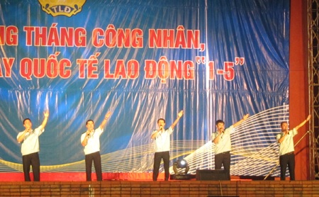 Sôi nổi tiếng hát người lao động trên quê hương Bác