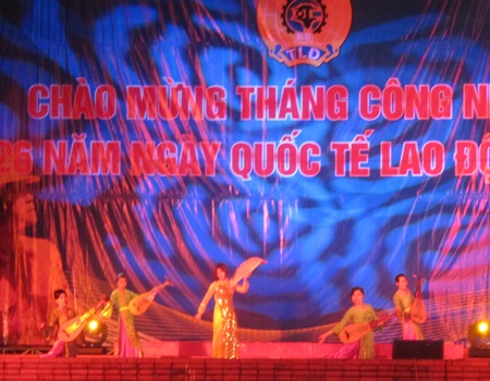 Sôi nổi tiếng hát người lao động trên quê hương Bác