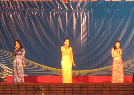 Sôi nổi tiếng hát người lao động trên quê hương Bác