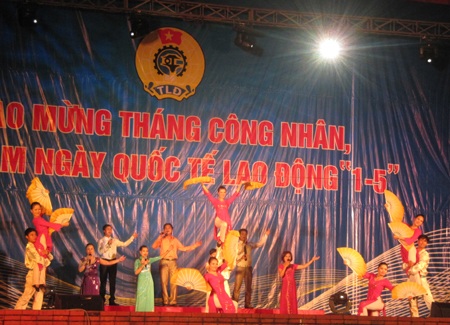 Sôi nổi tiếng hát người lao động trên quê hương Bác