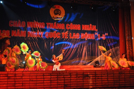 Sôi nổi tiếng hát người lao động trên quê hương Bác