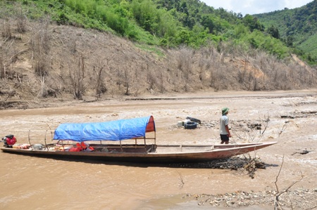 Mắc cạn giữa lòng hồ thủy điện - 4 Mắc cạn giữa lòng hồ thủy điện