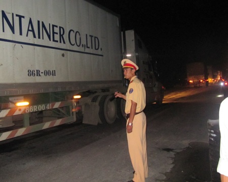 Tai nạn liên hoàn, tài xế mắc kẹt trong cabin