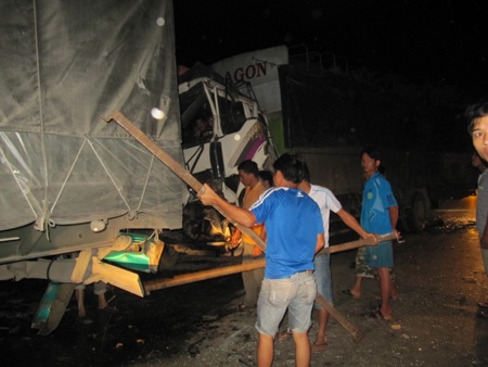 Tai nạn liên hoàn, tài xế mắc kẹt trong cabin
