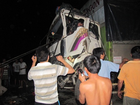 Tai nạn liên hoàn, tài xế mắc kẹt trong cabin