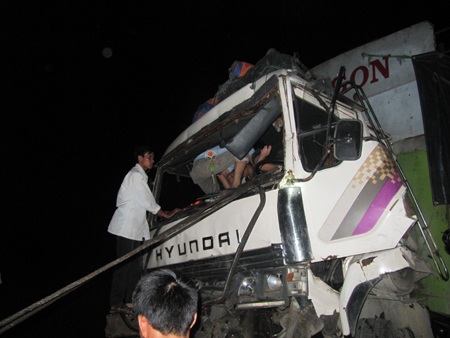 Tai nạn liên hoàn, tài xế mắc kẹt trong cabin