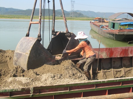 Nghề cào hến trên sông Lam - 5 Nghề cào hến trên sông Lam