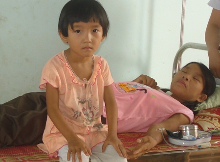 Khốn cùng người đàn ông nuôi vợ suy thận, con bệnh tim - 1 Căn bệnh suy thận mãn tính cộng với tràn dịch màng phổi khiến chị Phương suy kiệt hoàn toàn