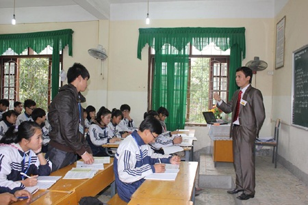 Giáo viên đã được thưởng Tết tiền triệu - 1 Các trường đã có nhiều cố gắng để giáo viên có tiền thưởng Tết.