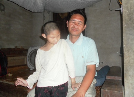 “Phận tui khổ đành chịu, chỉ thương con” - 2 Thương vợ, thương con nhưng với đôi mắt mù lòa, anh Lục cũng không thể giúp gì được cho vợ