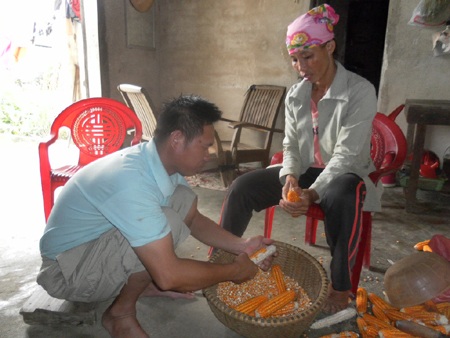 “Phận tui khổ đành chịu, chỉ thương con” - 3 Chị Luật chỉ mong sao có đủ sức khỏe để chăm người chồng mù lòa và đứa con gái bại não