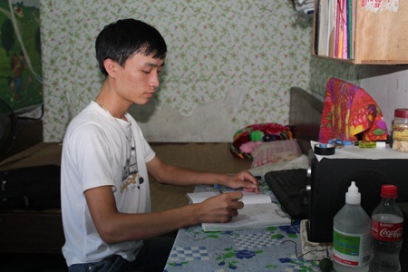 Quỹ “Thắp sáng niềm tin” tặng học bổng cho cậu học trò nghèo bị bệnh tim - 1 Quỹ Thắp sáng niềm tin đã trao suất học bổng 10 triệu đồng/năm cho em Đặng Quốc Phong.