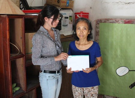 Gần 47 triệu đồng đến với hoàn cảnh cả nhà mắc bệnh ung thư - 1 Gần 47 triệu đồng do bạn đọc Báo Dân trí ủng hộ đã đến tay cô Chu Thị Thái Hà