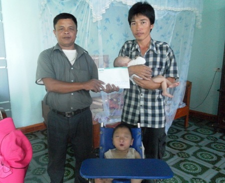 Gần 34 triệu đồng đến với 2 cháu nhỏ não bé, tim bẩm sinh - 1 Ông Nguyễn Văn Bính, xóm trưởng xóm 16 Phúc Thọ trao quà bạn đọc Báo