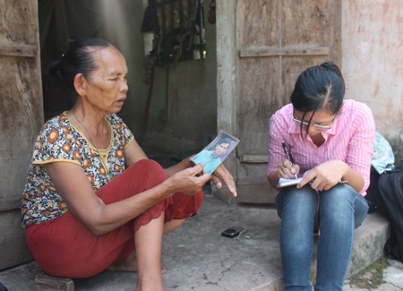 Bà Năm bốc mộ trò chuyện với PV