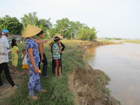 Làng chài mỏi mòn chờ tái định cư - 4 Không có đất, người dân đánh liều dựng một căn lều dù biết làm thế là vi phạm pháp luật