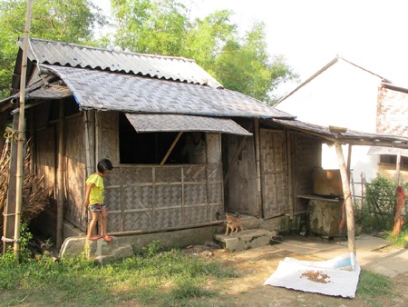 Làng chài mỏi mòn chờ tái định cư - 3 Không có đất, người dân đánh liều dựng một căn lều dù biết làm thế là vi phạm pháp luật