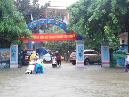 Nhiều trường cho học sinh nghỉ học vì mưa lũ - 1 Mưa lớn kéo dài khiến nhiều trường học tại Nghệ An ngập trong nước.