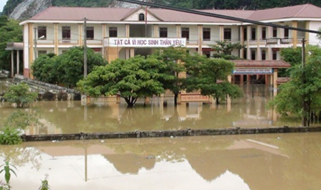 Nhiều trường cho học sinh nghỉ học vì mưa lũ - 2 Để đảm bảo an toàn tính mạng cho học sinh, nhiều trường đã cho các em nghỉ học.