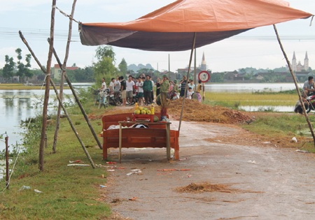 Lũ dâng cao, một cháu bé chết đuối trong sân bóng - 2 Đến trưa ngày 8/9, vẫn chưa có người thân nào đến nhận cháu bé
