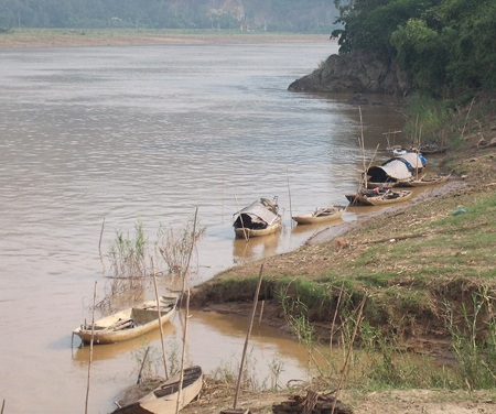 Con cái vào Nam mưu sinh, bà Hà ở lại thuyền để các cháu có cơ hội được đến trường.