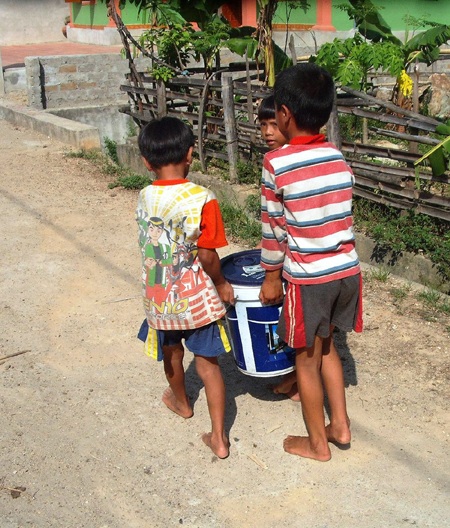 Những đứa trẻ vạn đò sớm vật lộn mưu sinh nên giấc mơ con chữ cũng phải bỏ ngang giữa chừng