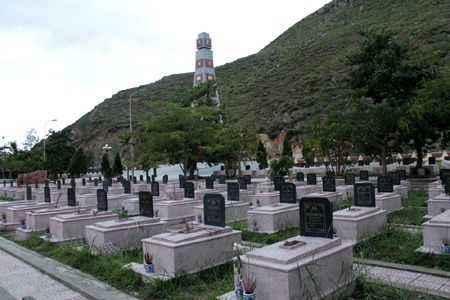 Theo thông tin trên bia mộ thì liệt sỹ Trần Xuân Chiến hy sinh khi chưa đầy 2 tuổi