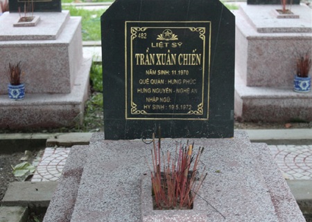Theo thông tin trên bia mộ thì liệt sỹ Trần Xuân Chiến hy sinh khi chưa đầy 2 tuổi