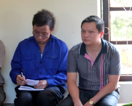 Cán bộ “ăn" đất thu lợi nhiều tỷ đồng - 2 Bị cáo Nguyễn Đình Ngọc (bên trái), nguyên Chủ tịch UBND phường Quán Bàu