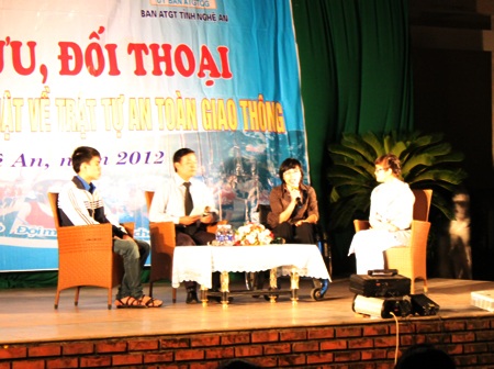 Nhiều học sinh thừa nhận vi phạm luật giao thông - 1 Tô Thị Yến (áo nâu) chia sẻ cảm xúc trong đêm giao lưu