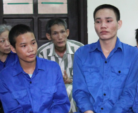 Giết hàng xóm, 4 cha con cùng lĩnh án tù - 3 Nguyễn Văn Hoàng và Nguyễn Văn Tú phải chịu mức án từ 9 đến 13 năm tù