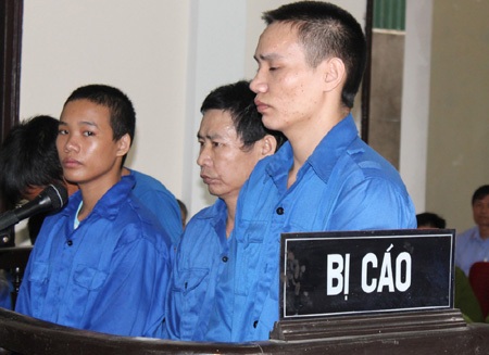 Giết hàng xóm, 4 cha con cùng lĩnh án tù - 1 4 cha con bị cáo Nguyễn Văn Long trước vành móng ngựa