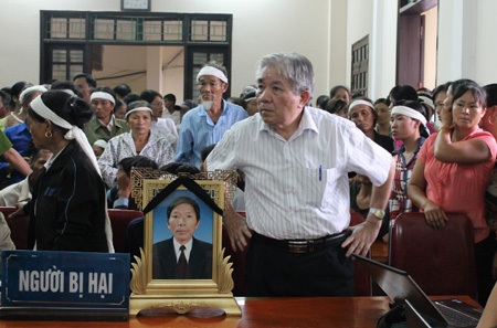 Giết hàng xóm, 4 cha con cùng lĩnh án tù - 4 Người nhà nạn nhân bức xúc không đồng ý với phán quyết của tòa
