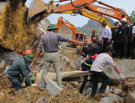 Vụ sập mỏ đá Lèn Cờ: Phó Phòng TN&MT kêu oan - 1 Vụ sập mỏ đá Lèn Cờ: Phó Phòng TN&MT kêu oan - 1