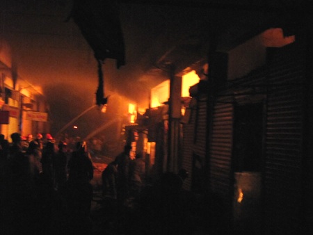 20 kiôt bị thiêu rụi giữa đêm khuya - 1 20 kiôt bị thiêu rụi giữa đêm khuya - 1