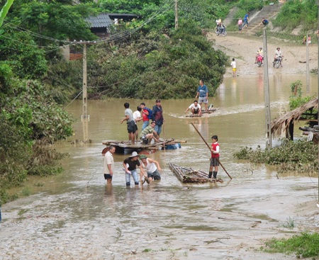 Ngập lụt nghiêm trọng, thiệt hại khoảng 200 tỉ đồng - 15 Ngập lụt nghiêm trọng, thiệt hại khoảng 200 tỉ đồng - 15