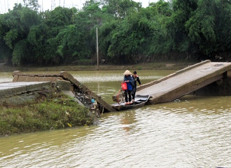 Lũ cuốn sập cầu, hơn 1.000 người dân chật vật tìm đường đi - 16