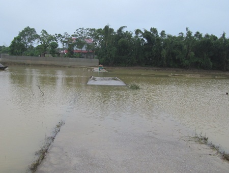 Lũ cuốn sập cầu, hơn 1.000 người dân chật vật tìm đường đi - 9