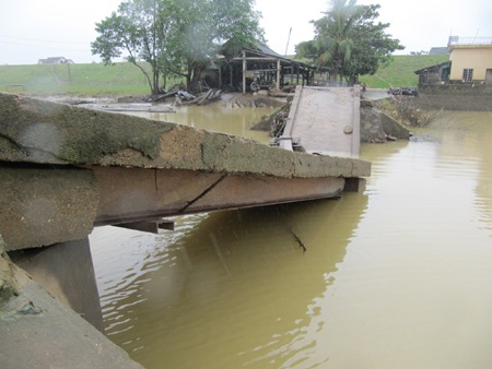 Lũ cuốn sập cầu, hơn 1.000 người dân chật vật tìm đường đi - 1